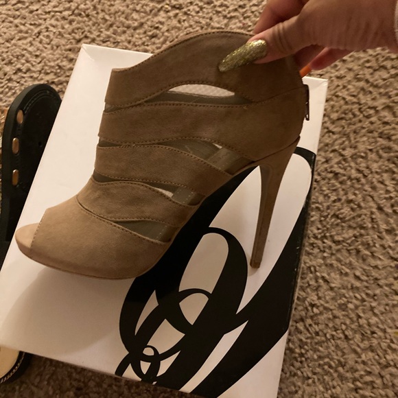 Heels - Picture 3 of 9